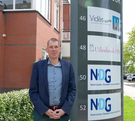 Paul Uilenbroek voor het kantoorpand